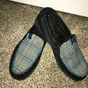 DC women’s fur lined plaid slip on shoe size 8